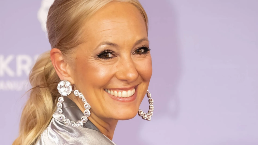 Porträt der Angela Finger-Erben während einer RTL-Fernsehmoderation.