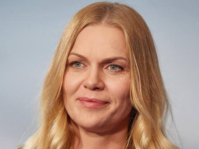 Anna Loos Krankheit: Porträt der deutschen Schauspielerin nach ihrer erfolgreichen Behandlung der Magenentzündung.